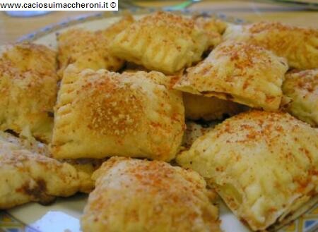 Quadratini di sfoglia con formaggio e paprika